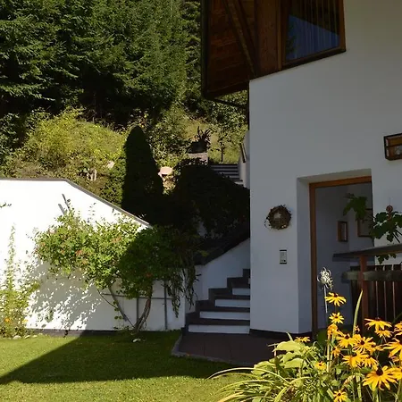Ferienwohnung Delvai Strassen